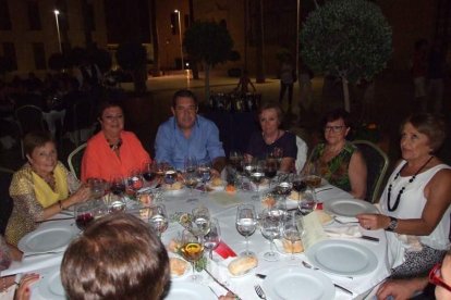 La Plaza de la Catedral se llena con la solidaridad de los almerienses, la Junta Provincial de la AECC reúne a toda la sociedad para lucha