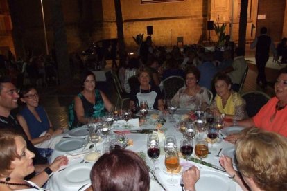 La Plaza de la Catedral se llena con la solidaridad de los almerienses, la Junta Provincial de la AECC reúne a toda la sociedad para lucha