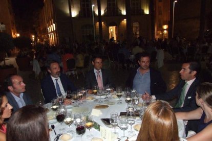 La Plaza de la Catedral se llena con la solidaridad de los almerienses, la Junta Provincial de la AECC reúne a toda la sociedad para lucha