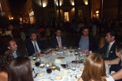 La Plaza de la Catedral se llena con la solidaridad de los almerienses, la Junta Provincial de la AECC reúne a toda la sociedad para lucha