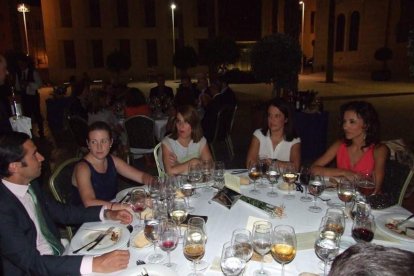 La Plaza de la Catedral se llena con la solidaridad de los almerienses, la Junta Provincial de la AECC reúne a toda la sociedad para lucha