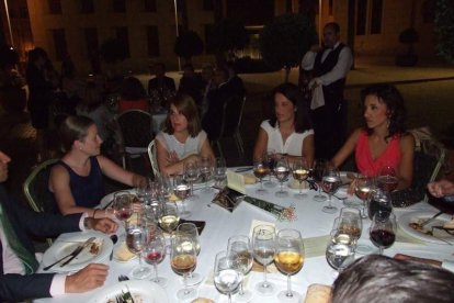 La Plaza de la Catedral se llena con la solidaridad de los almerienses, la Junta Provincial de la AECC reúne a toda la sociedad para lucha