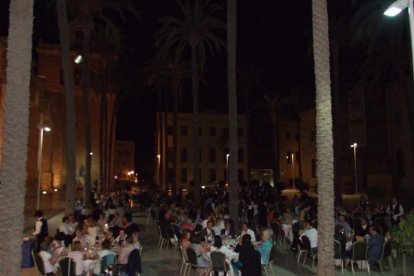 La Plaza de la Catedral se llena con la solidaridad de los almerienses, la Junta Provincial de la AECC reúne a toda la sociedad para lucha