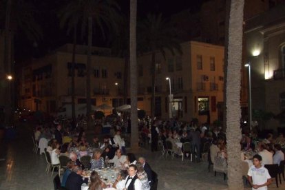 La Plaza de la Catedral se llena con la solidaridad de los almerienses, la Junta Provincial de la AECC reúne a toda la sociedad para lucha