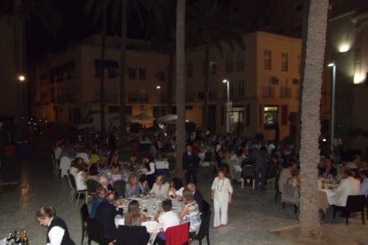 La Plaza de la Catedral se llena con la solidaridad de los almerienses, la Junta Provincial de la AECC reúne a toda la sociedad para lucha