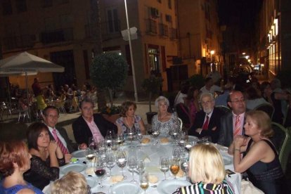 La Plaza de la Catedral se llena con la solidaridad de los almerienses, la Junta Provincial de la AECC reúne a toda la sociedad para lucha