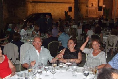 La Plaza de la Catedral se llena con la solidaridad de los almerienses, la Junta Provincial de la AECC reúne a toda la sociedad para lucha