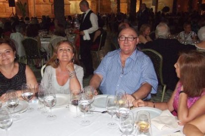 La Plaza de la Catedral se llena con la solidaridad de los almerienses, la Junta Provincial de la AECC reúne a toda la sociedad para lucha