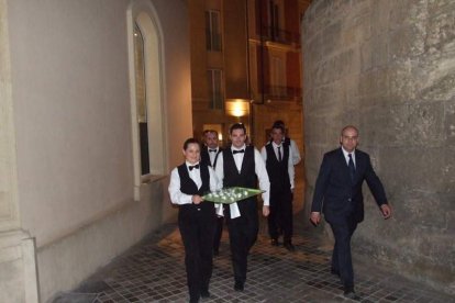 La Plaza de la Catedral se llena con la solidaridad de los almerienses, la Junta Provincial de la AECC reúne a toda la sociedad para lucha