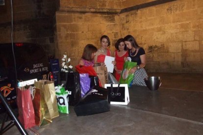 La Plaza de la Catedral se llena con la solidaridad de los almerienses, la Junta Provincial de la AECC reúne a toda la sociedad para lucha