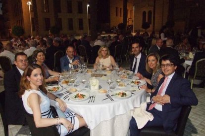 La Plaza de la Catedral se llena con la solidaridad de los almerienses, la Junta Provincial de la AECC reúne a toda la sociedad para lucha