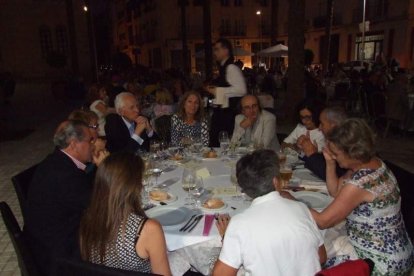 La Plaza de la Catedral se llena con la solidaridad de los almerienses, la Junta Provincial de la AECC reúne a toda la sociedad para lucha
