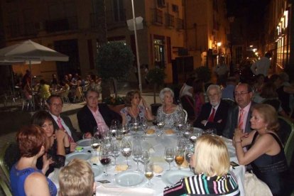 La Plaza de la Catedral se llena con la solidaridad de los almerienses, la Junta Provincial de la AECC reúne a toda la sociedad para lucha