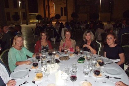 La Plaza de la Catedral se llena con la solidaridad de los almerienses, la Junta Provincial de la AECC reúne a toda la sociedad para lucha