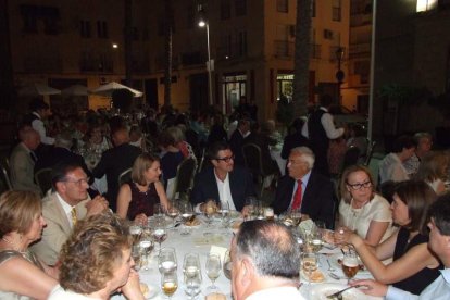 La Plaza de la Catedral se llena con la solidaridad de los almerienses, la Junta Provincial de la AECC reúne a toda la sociedad para lucha