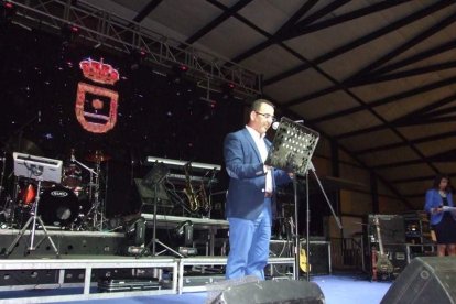 El Pabellón Ferial ha acogido la apertura de las fiestas con la lectura del Pregón pronunciado por el alcalde. Fotos: JA BARRIOS