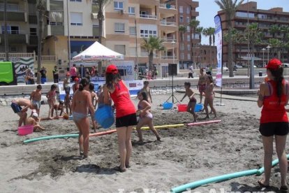 Cadena SER Almería vuelve a la arena para amenizar el baño a los almerienses