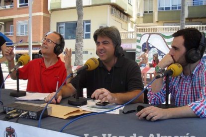 El sonido de las olas llega a la radio un día más a través de los micrófonos