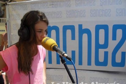 El sonido de las olas llega a la radio un día más a través de los micrófonos