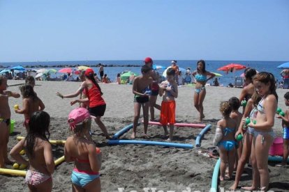 El sonido de las olas llega a la radio un día más a través de los micrófonos