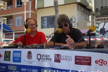 El sonido de las olas llega a la radio un día más a través de los micrófonos