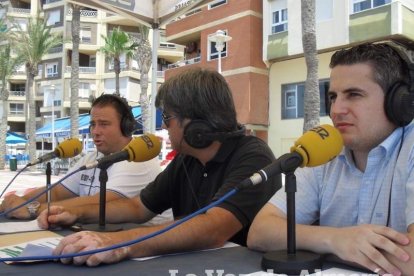 El sonido de las olas llega a la radio un día más a través de los micrófonos