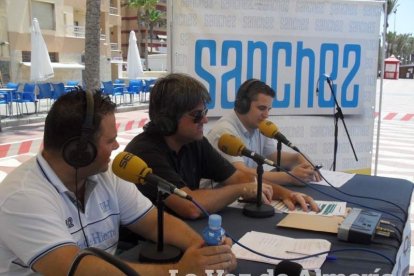 El sonido de las olas llega a la radio un día más a través de los micrófonos