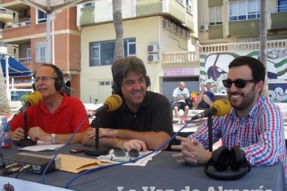 El sonido de las olas llega a la radio un día más a través de los micrófonos