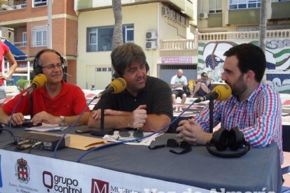 El sonido de las olas llega a la radio un día más a través de los micrófonos