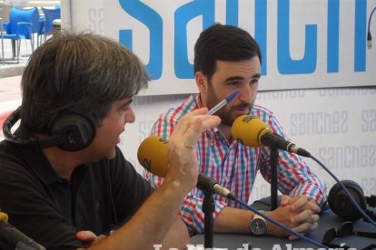 El sonido de las olas llega a la radio un día más a través de los micrófonos