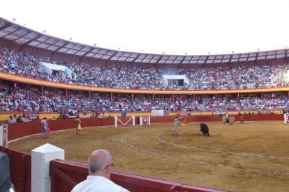La Plaza de Toros de Roquetas de Mar registró una espectacular entrada y con un impresionante ambiente en los tendidos. FOTOS: JA. BARRIOS