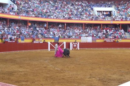 La Plaza de Toros de Roquetas de Mar registró una espectacular entrada y con un impresionante ambiente en los tendidos. FOTOS: JA. BARRIOS