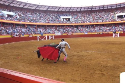 La Plaza de Toros de Roquetas de Mar registró una espectacular entrada y con un impresionante ambiente en los tendidos. FOTOS: JA. BARRIOS