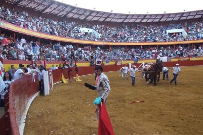 La Plaza de Toros de Roquetas de Mar registró una espectacular entrada y con un impresionante ambiente en los tendidos. FOTOS: JA. BARRIOS