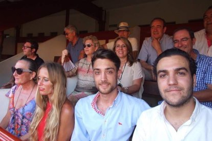 La Plaza de Toros de Roquetas de Mar registró una espectacular entrada en su segundo día y con un gran ambiente en los tendidos. FOTOS: J