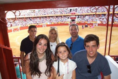 La Plaza de Toros de Roquetas de Mar registró una espectacular entrada en su segundo día y con un gran ambiente en los tendidos. FOTOS: J