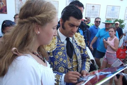 La Plaza de Toros de Roquetas de Mar registró una espectacular entrada en su segundo día y con un gran ambiente en los tendidos. FOTOS: J