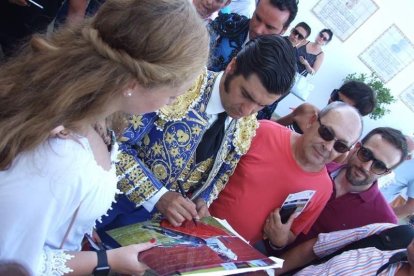 La Plaza de Toros de Roquetas de Mar registró una espectacular entrada en su segundo día y con un gran ambiente en los tendidos. FOTOS: J