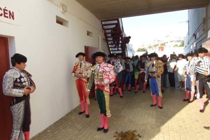 La Plaza de Toros de Roquetas de Mar registró una espectacular entrada en su segundo día y con un gran ambiente en los tendidos. FOTOS: J