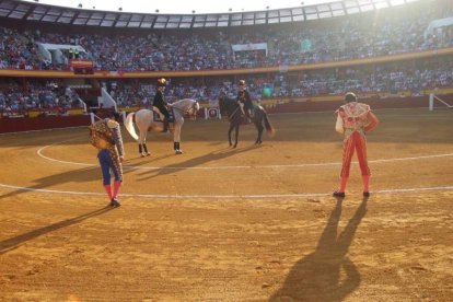 La Plaza de Toros de Roquetas de Mar registró una espectacular entrada en su segundo día y con un gran ambiente en los tendidos. FOTOS: J