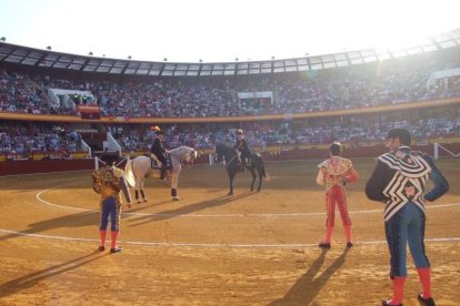 La Plaza de Toros de Roquetas de Mar registró una espectacular entrada en su segundo día y con un gran ambiente en los tendidos. FOTOS: J