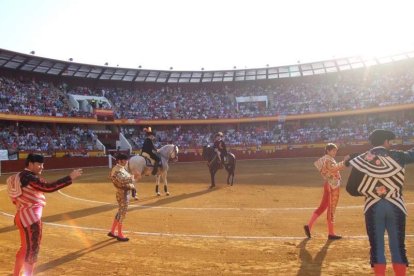 La Plaza de Toros de Roquetas de Mar registró una espectacular entrada en su segundo día y con un gran ambiente en los tendidos. FOTOS: J