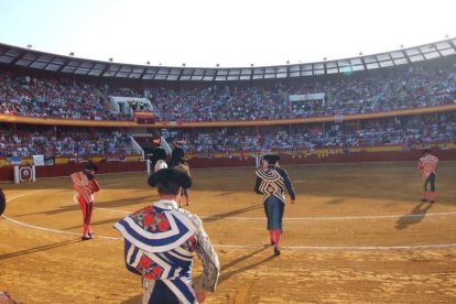 La Plaza de Toros de Roquetas de Mar registró una espectacular entrada en su segundo día y con un gran ambiente en los tendidos. FOTOS: J
