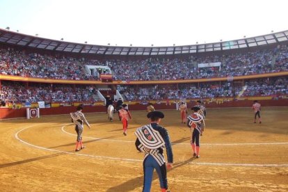 La Plaza de Toros de Roquetas de Mar registró una espectacular entrada en su segundo día y con un gran ambiente en los tendidos. FOTOS: J