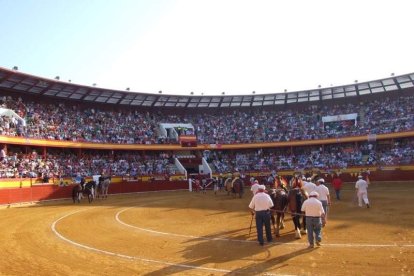 La Plaza de Toros de Roquetas de Mar registró una espectacular entrada en su segundo día y con un gran ambiente en los tendidos. FOTOS: J