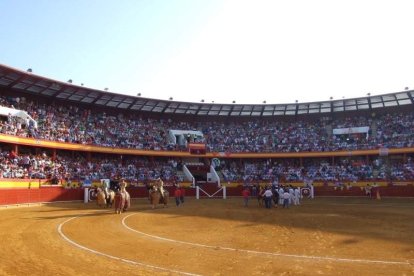 La Plaza de Toros de Roquetas de Mar registró una espectacular entrada en su segundo día y con un gran ambiente en los tendidos. FOTOS: J