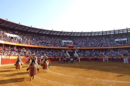 La Plaza de Toros de Roquetas de Mar registró una espectacular entrada en su segundo día y con un gran ambiente en los tendidos. FOTOS: J