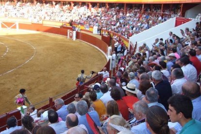 La Plaza de Toros de Roquetas de Mar registró una espectacular entrada en su segundo día y con un gran ambiente en los tendidos. FOTOS: J