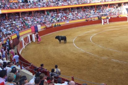 La Plaza de Toros de Roquetas de Mar registró una espectacular entrada en su segundo día y con un gran ambiente en los tendidos. FOTOS: J