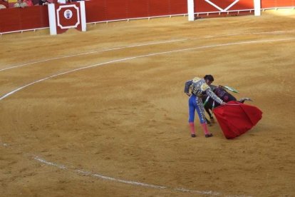 La Plaza de Toros de Roquetas de Mar registró una espectacular entrada en su segundo día y con un gran ambiente en los tendidos. FOTOS: J